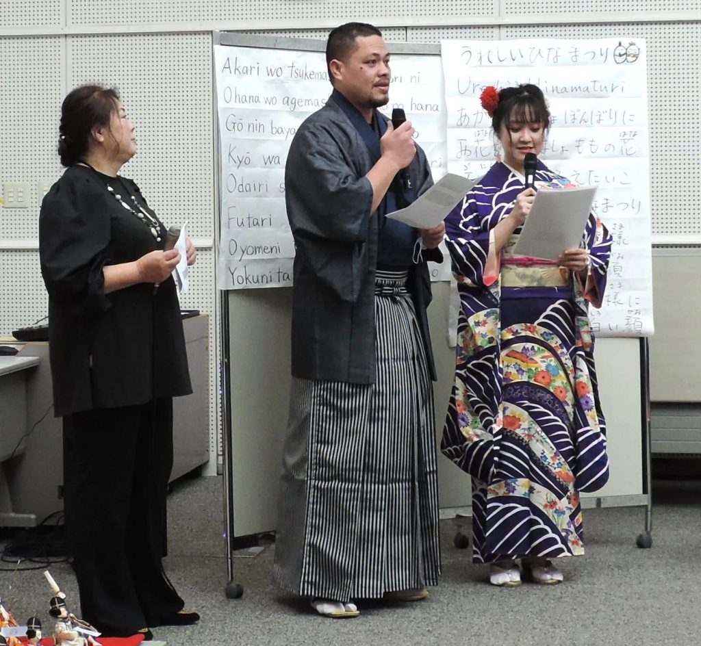 Moderators, trainees from Kansai International Center